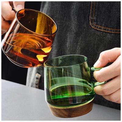 Taza de Vidrio de Color con Portavaso de Madera Verde