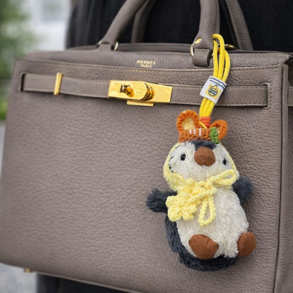 Colgante de Peluche Pingüino con Sombrero Zanahoria