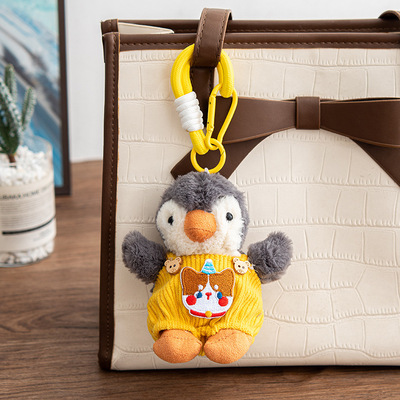 Colgante de Peluche Pingüino Jardinero Amarillo