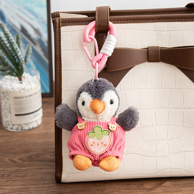 Colgante de Peluche Pingüino Jardinero Rosa