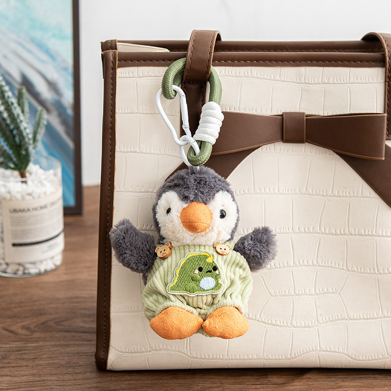 Colgante de Peluche Pingüino Jardinero Verde