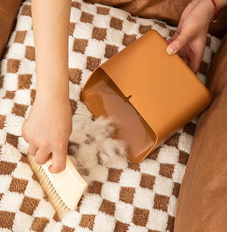 Tacho de Plástico /Escoba con Adhesivo Naranja