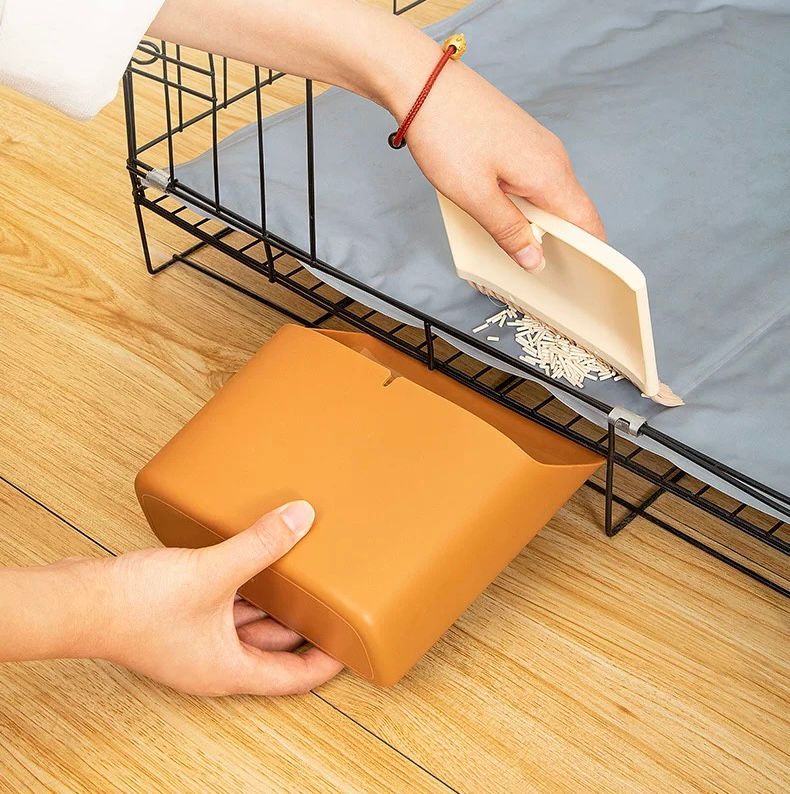 Tacho de Plástico /Escoba con Adhesivo Naranja