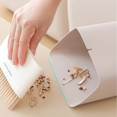 Tacho de Plástico /Escoba con Adhesivo Gris