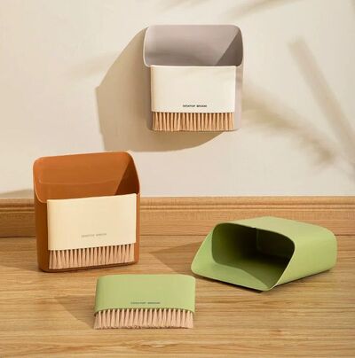 Tacho de Plástico /Escoba con Adhesivo Verde